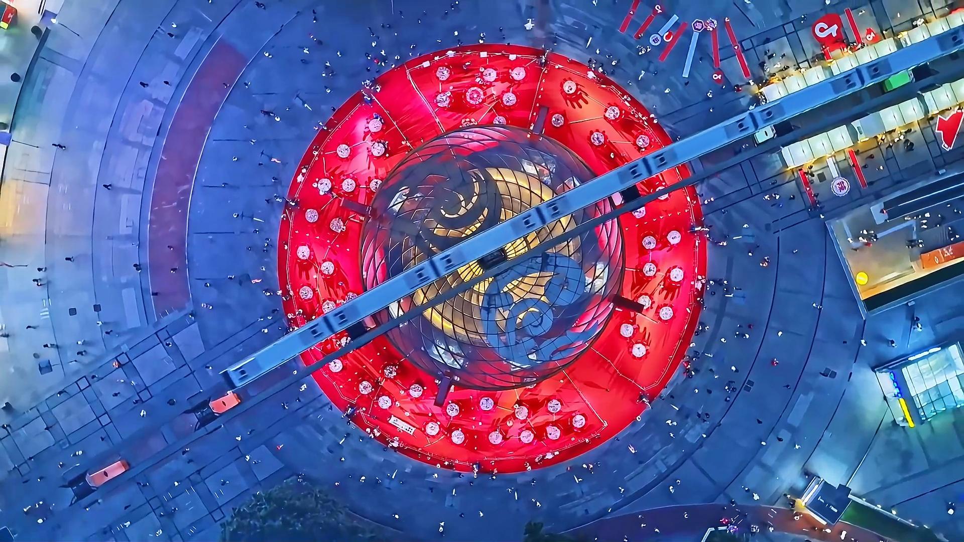 轻轨穿楼、千人火锅宴热辣滚烫 网友：重庆你太会玩了！