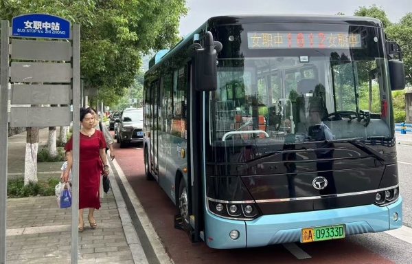 1612路公交车女职中站点。江北区委宣传部供图