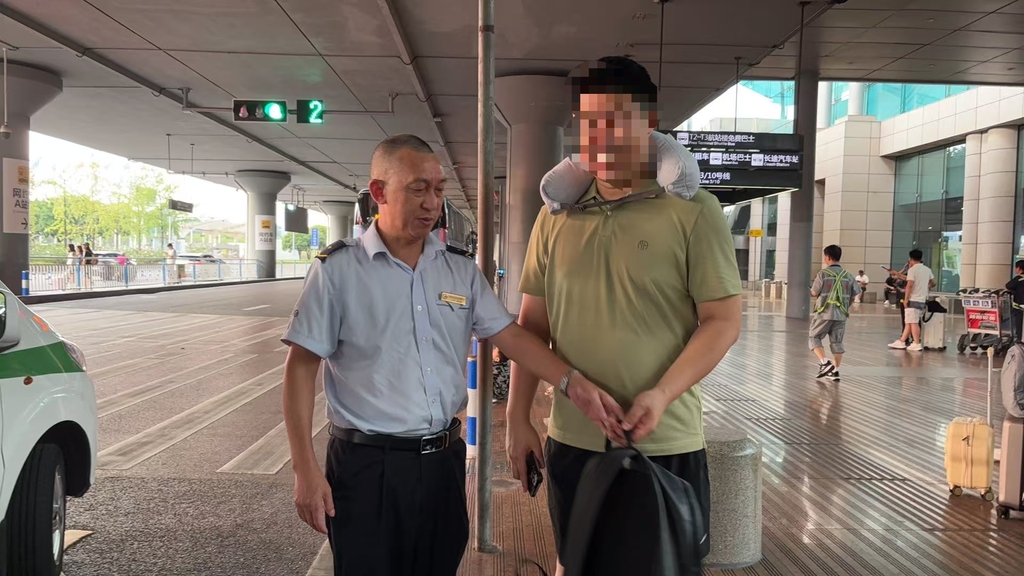 唐先生找回背包。受访者供图